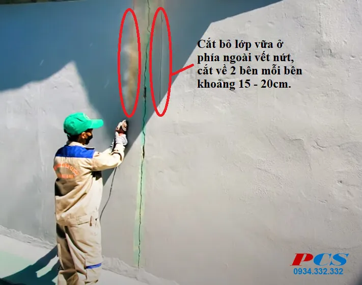 Cắt bỏ lớp vữa ở phía ngoài vết nứt