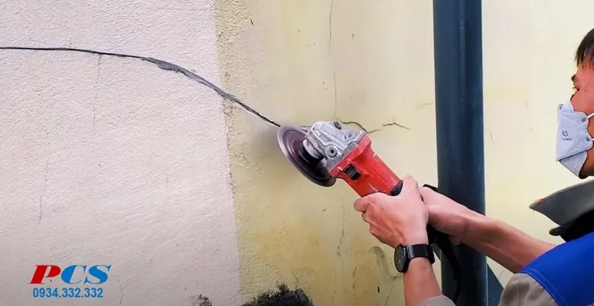 Cắt hình chữ V dọc theo tâm vết nứt