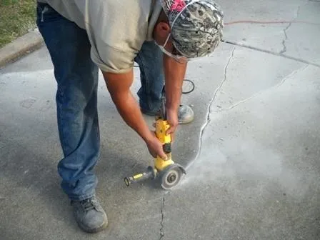 Cắt mở rộng vết nứt hình chữ V để chuẩn bị công tác chống thấm