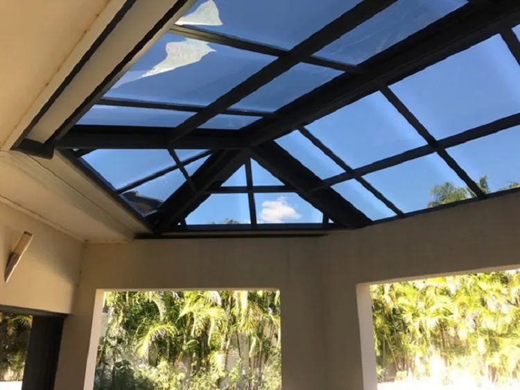 Cấu tạo tấm nhựa alu trong suốt từ nhựa Acrylic với trọng lượng nhẹ