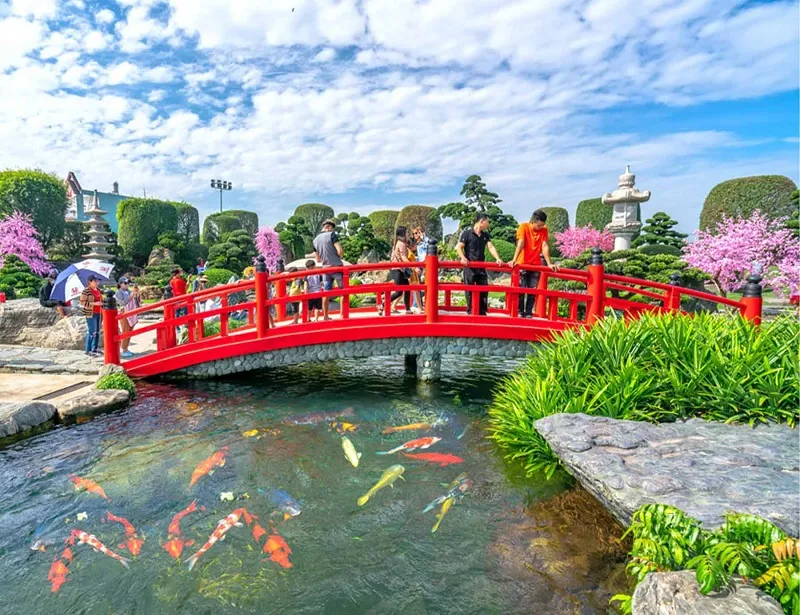 Cây cầu đỏ đặc trưng trong thiết kế vườn Nhật Bản
