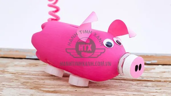 Cha mẹ hướng dẫn con cái tái chế chai nhựa làm đồ chơi, ống đựng bút