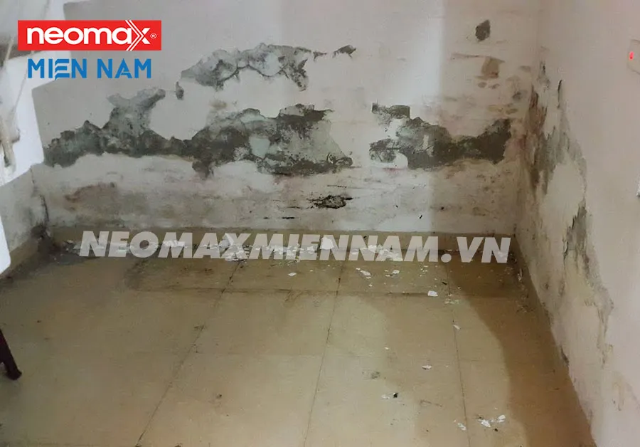 Chân tường bị thấm nước và xuống cấp