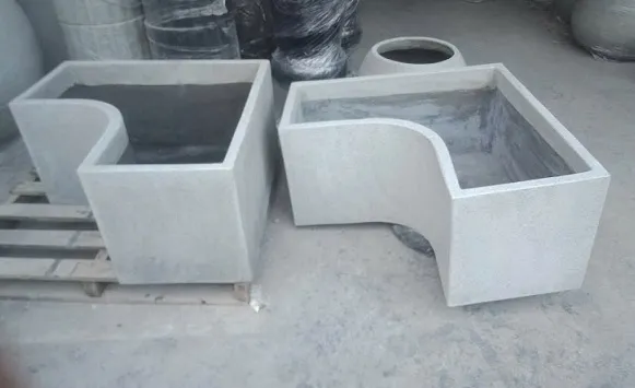 Chậu cá xi măng đá mài hình vuông bo góc, kết hợp trồng cây thủy sinh và nuôi cá cảnh