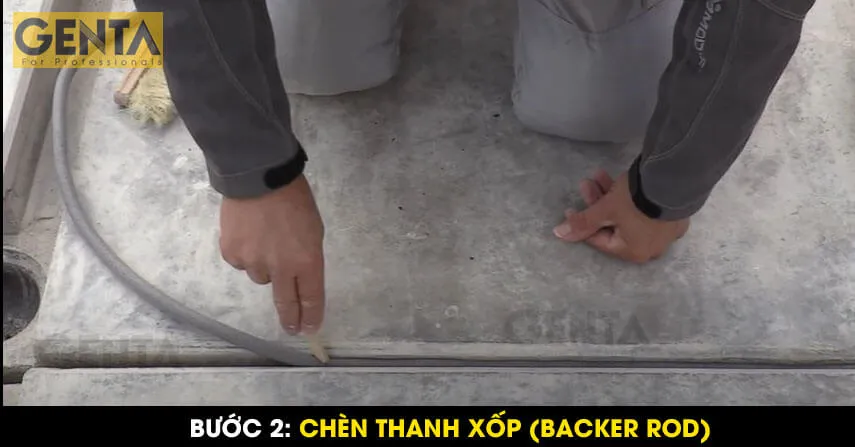 Chèn thanh xốp Backer rod vào khe lún, giúp định vị và tối ưu việc bơm keo chống thấm khe lún
