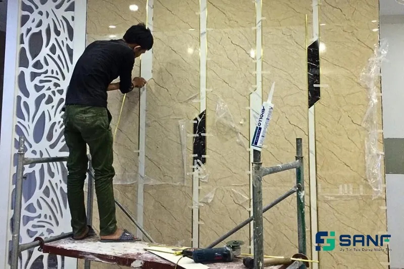 Chi phí nhân công và các yếu tố ảnh hưởng đến giá hoàn thiện thi công ốp tường bằng tấm nhựa giả đá