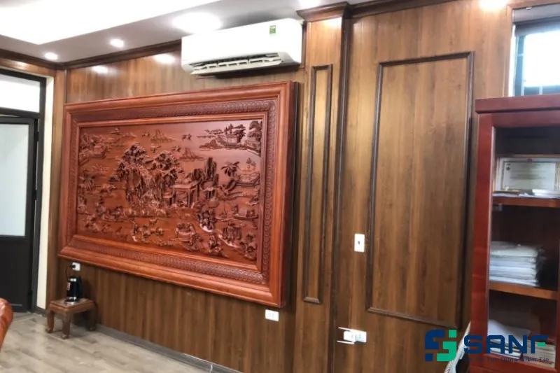 Chi tiết vân gỗ chân thực trên tấm ốp tường nhựa