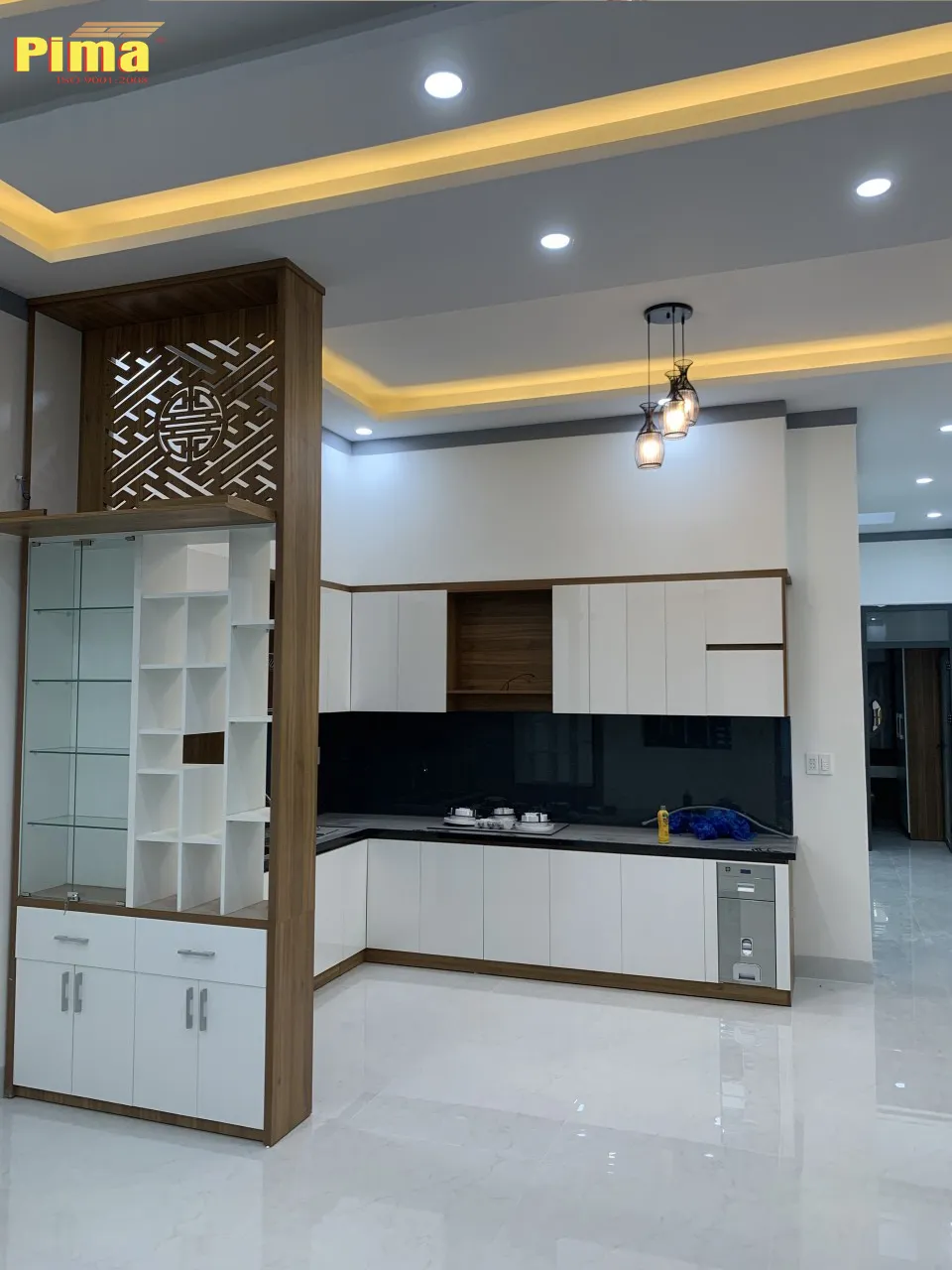 Chi tiết vật liệu ván pima trong thiết kế tủ kệ bếp hiện đại