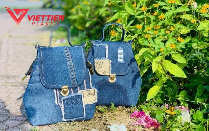 Chiếc túi xách thời trang được may lại từ quần áo cũ, góp phần giảm thiểu rác thải dệt may