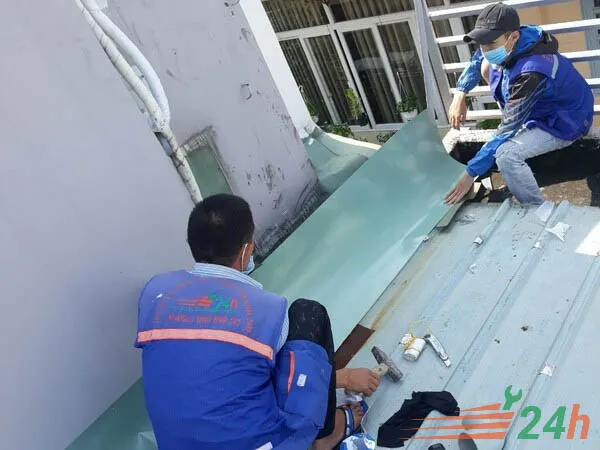 Chống thấm khe tiếp giáp giữa các tấm mái tôn bằng keo dán chuyên dụng