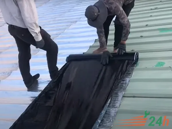 Chống thấm mái tôn bằng màng dán Bitum, giải pháp hiệu quả cho bề mặt lớn