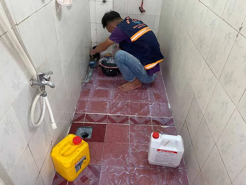 Chống thấm nhà vệ sinh không cần đục gạch bằng Sika