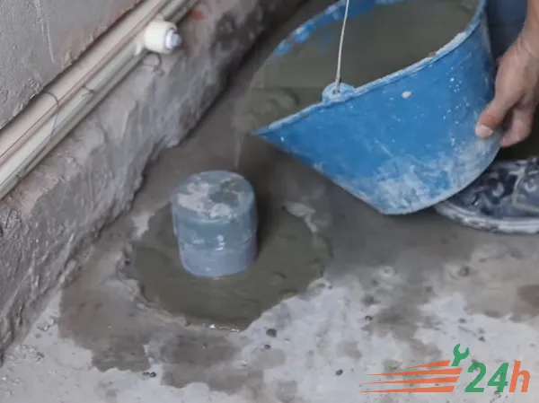 Chống thấm và bịt kín khu vực cổ ống xuyên sàn nhà vệ sinh