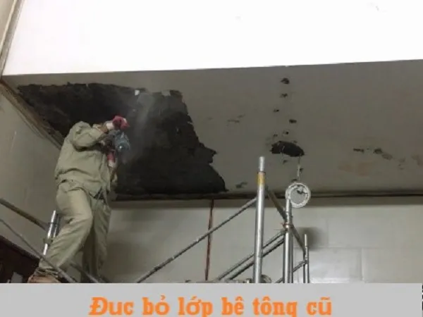 Chuẩn bị bề mặt bằng cách đục bỏ lớp bê tông cũ trước khi thi công vật liệu chống thấm ngược