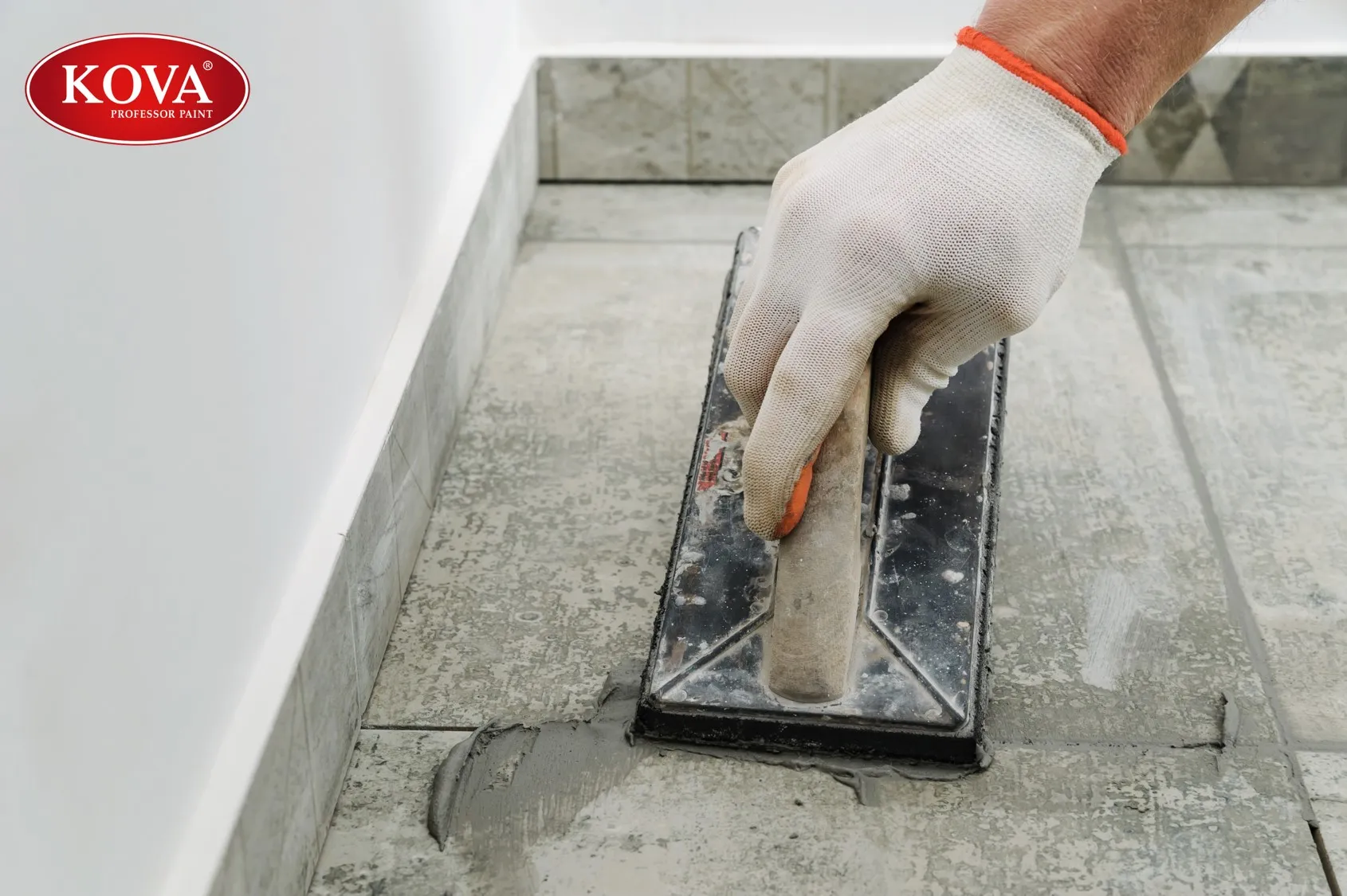 Chuẩn bị bề mặt sàn mái sạch sẽ trước khi thi công chống thấm Kova