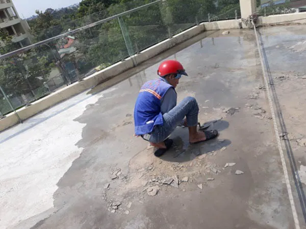 Chuẩn bị bề mặt sàn thượng sạch sẽ trước khi thi công Sika Latex chống thấm