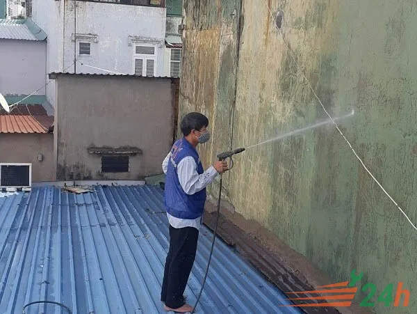 Chuẩn bị và vệ sinh bề mặt tường ngoài kỹ lưỡng trước khi thi công lớp chống thấm