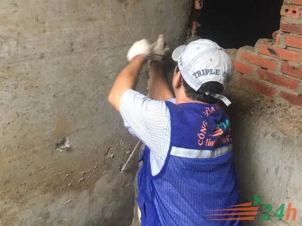 Chuẩn bị và vệ sinh sạch sẽ bề mặt trước khi áp dụng vật liệu chống thấm ngược