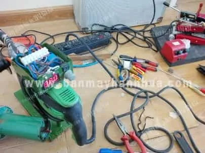Chuyên gia đang kiểm tra và sửa chữa máy hàn màng nhựa HDPE, phục vụ nhu cầu khách hàng