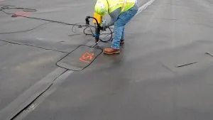 Chuyên gia đang thực hiện hàn đùn bạt HDPE tại công trường, phương pháp này thường dùng cho sửa chữa hoặc các vị trí phức tạp trong dự án địa kỹ thuật.
