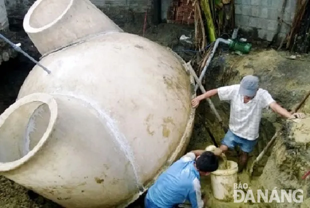 Chuyên gia hoặc người có kinh nghiệm kiểm tra và xử lý sự cố bể biogas bị tắc.