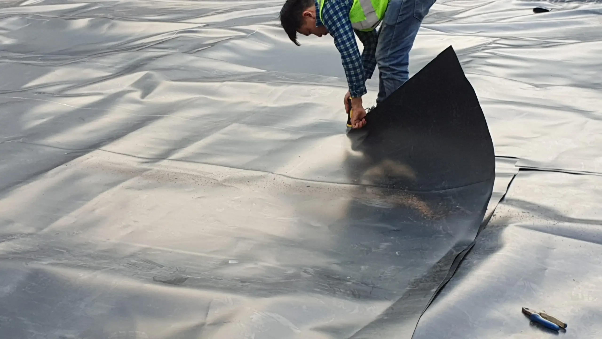 Chuyên gia Hưng Phú hướng dẫn sử dụng máy hàn bạt nhựa HDPE tại công trình