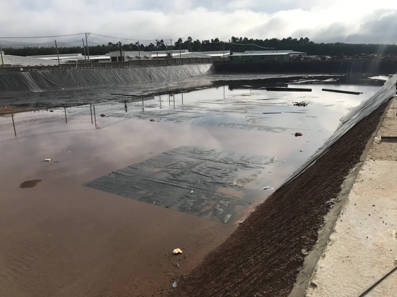 Chuyên viên Hưng Phú hướng dẫn xử lý thi công màng chống thấm HDPE trong điều kiện ngập nước