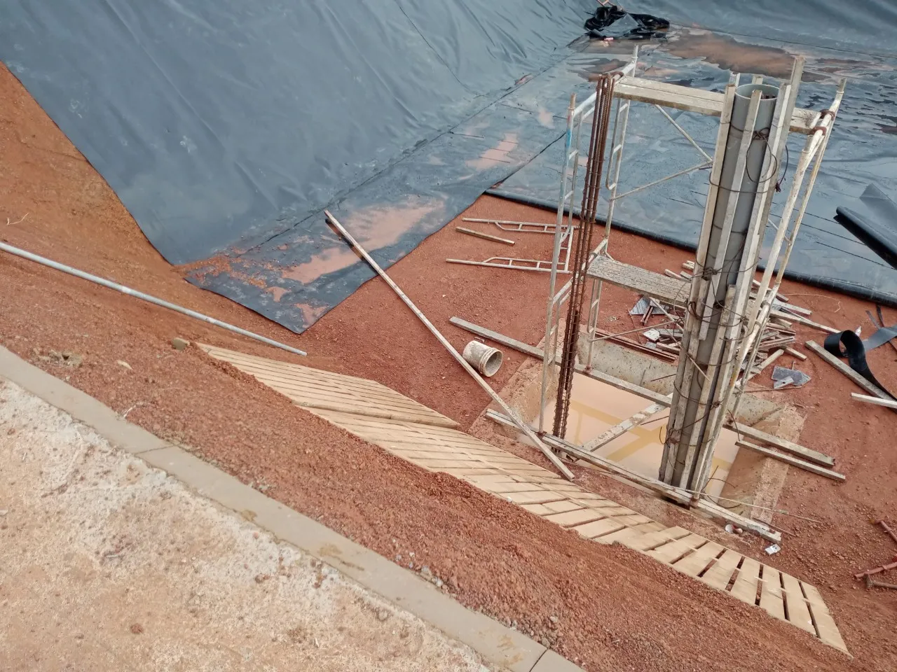 Chuyên viên hướng dẫn kỹ thuật xử lý chi tiết hàn bạt HDPE