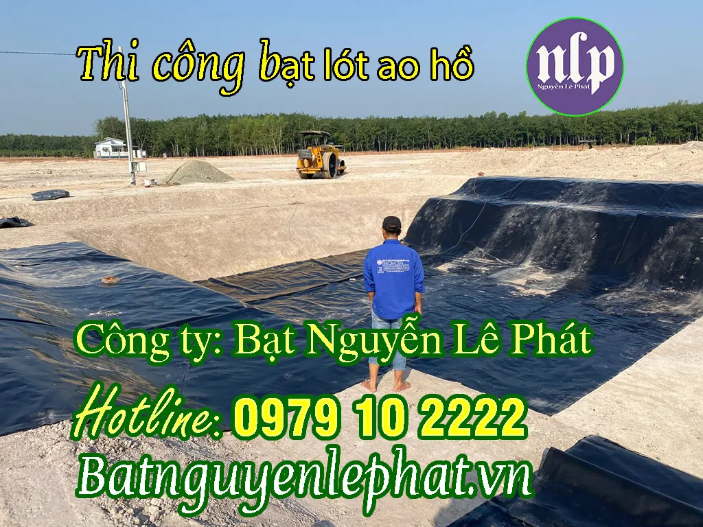 Công đoạn lót bạt bằng HDPE cho hầm biogas