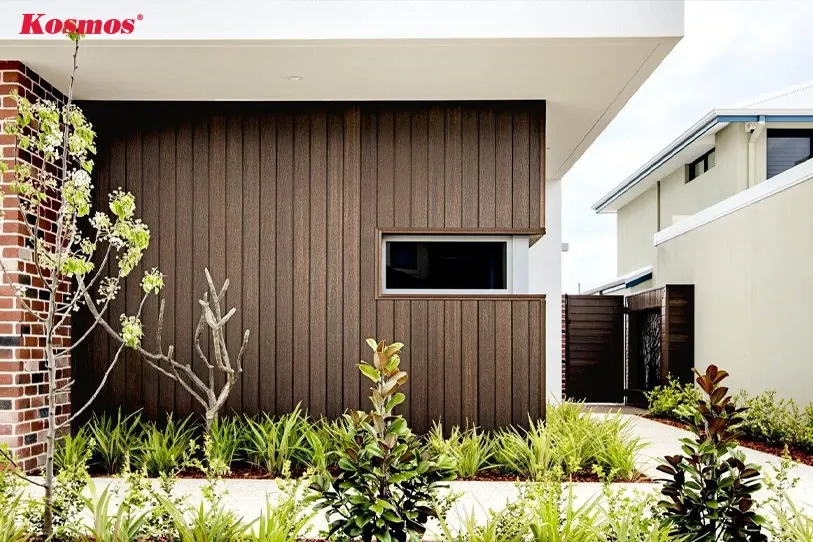 Cổng nhà sử dụng ốp gỗ nhựa composite phủ ASA bền đẹp theo thời gian
