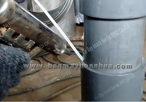 Công nhân sử dụng máy hàn ống nhựa cầm tay DSH-C trong thi công