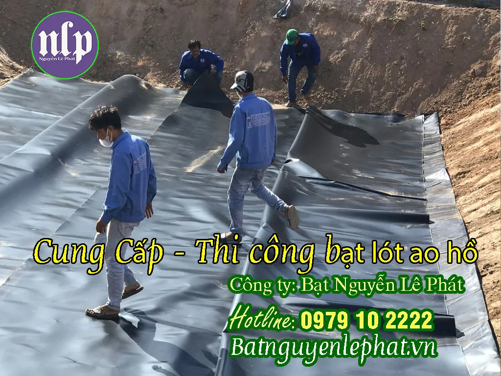 Công nhân thi công trải và hàn màng HDPE cho dự án hồ thủy lợi lớn