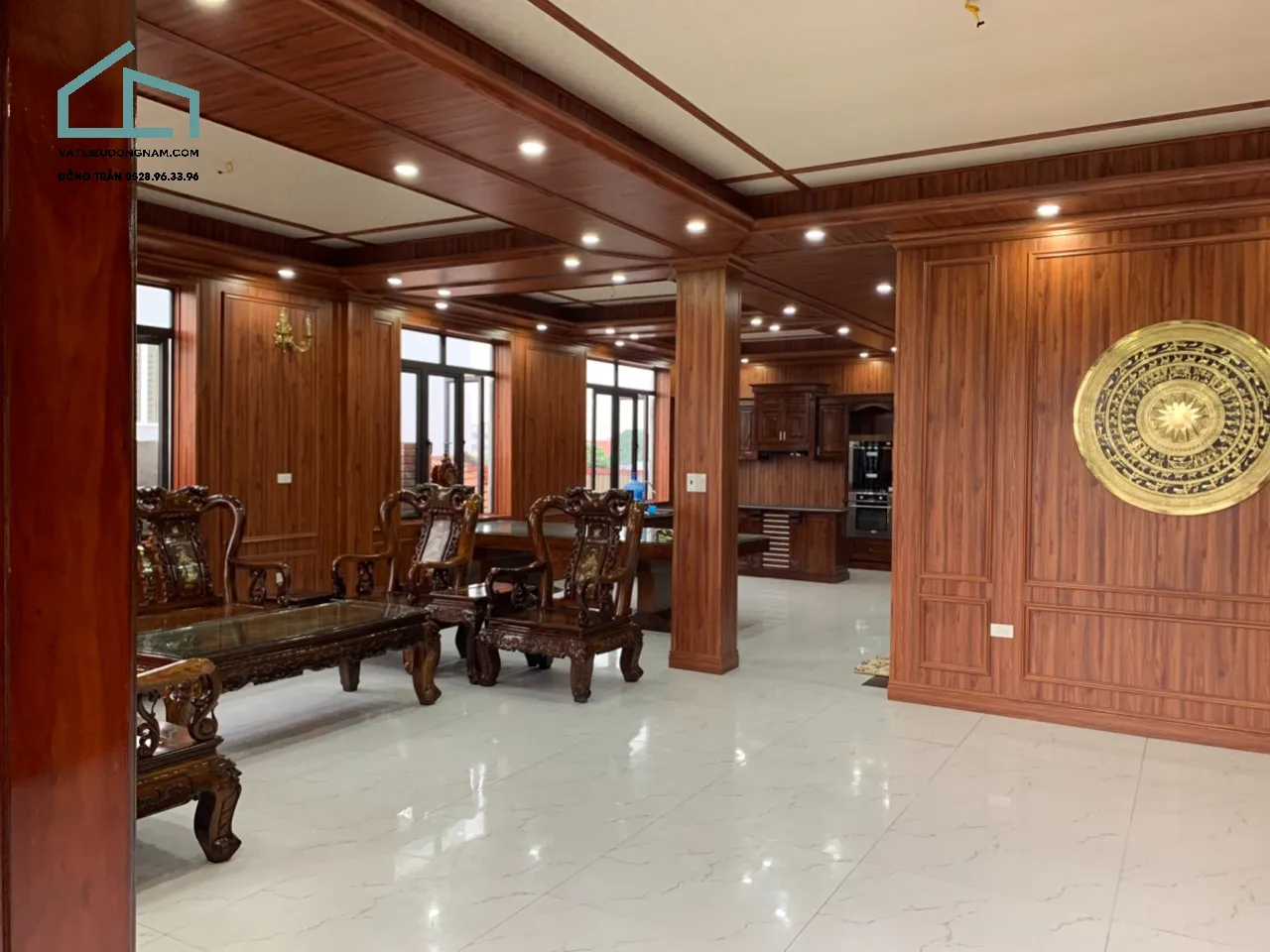 Công trình biệt thự sang trọng ốp tường bằng tấm nhựa giả gỗ cao cấp