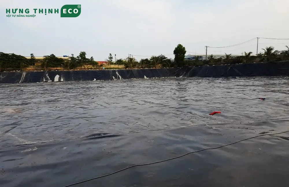 Công trình chứa nước quy mô lớn sử dụng bạt HDPE 1mm để chống thấm, bảo vệ nguồn nước và cấu trúc bền vững.
