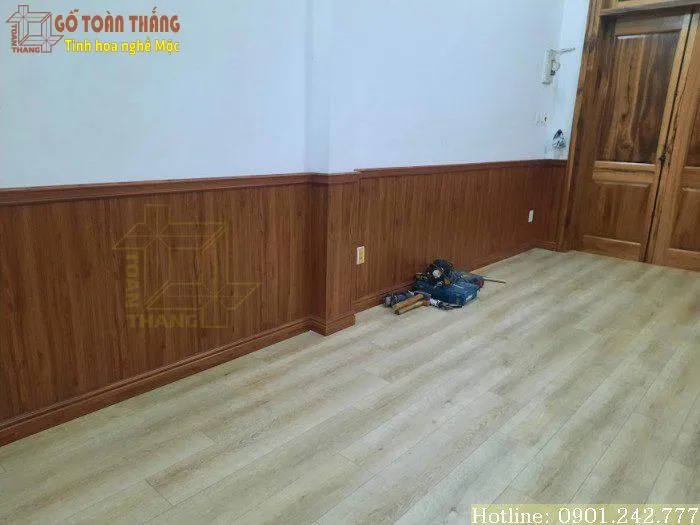 Công trình kết hợp sàn gỗ + ốp tường bằng tấm nano nhựa vân gỗ