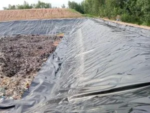 Công trình lắp đặt bạt HDPE 0.25mm để bảo vệ đất khỏi xói mòn và tác động của thời tiết