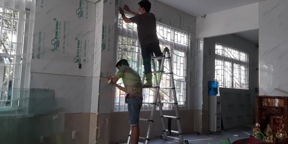 Công trình ốp tấm nhựa PVC giả đá tại Củ Chi, mang lại không gian hiện đại và bền đẹp.