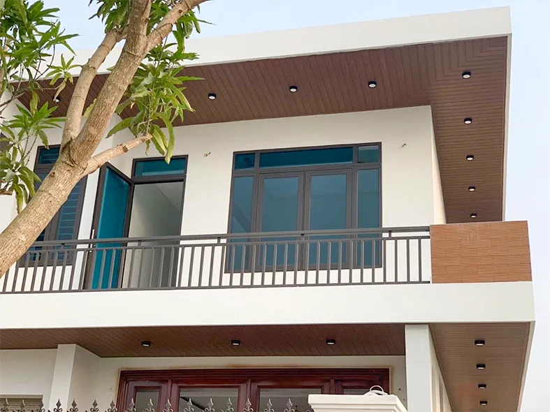 Công trình ốp trần tường ngoài trời bằng PVC giả gỗ