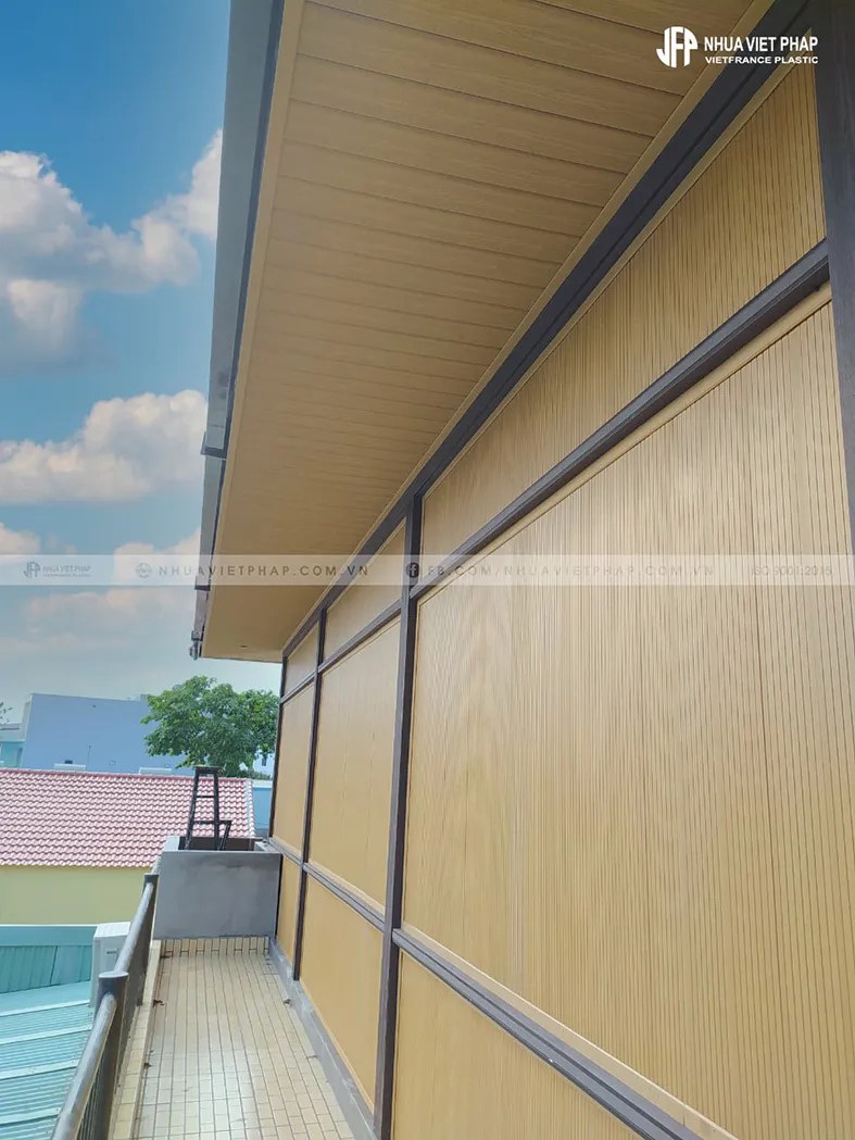 Công trình ốp tường PVC giả gỗ ngoài trời hiện đại