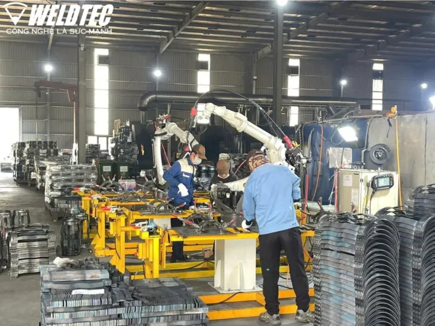 Công Ty Weldtec bàn giao robot hàn Panasonic cho khách hàng sản xuất phụ kiện ngành khai thác dầu khí, thể hiện sự chuyên nghiệp và uy tín