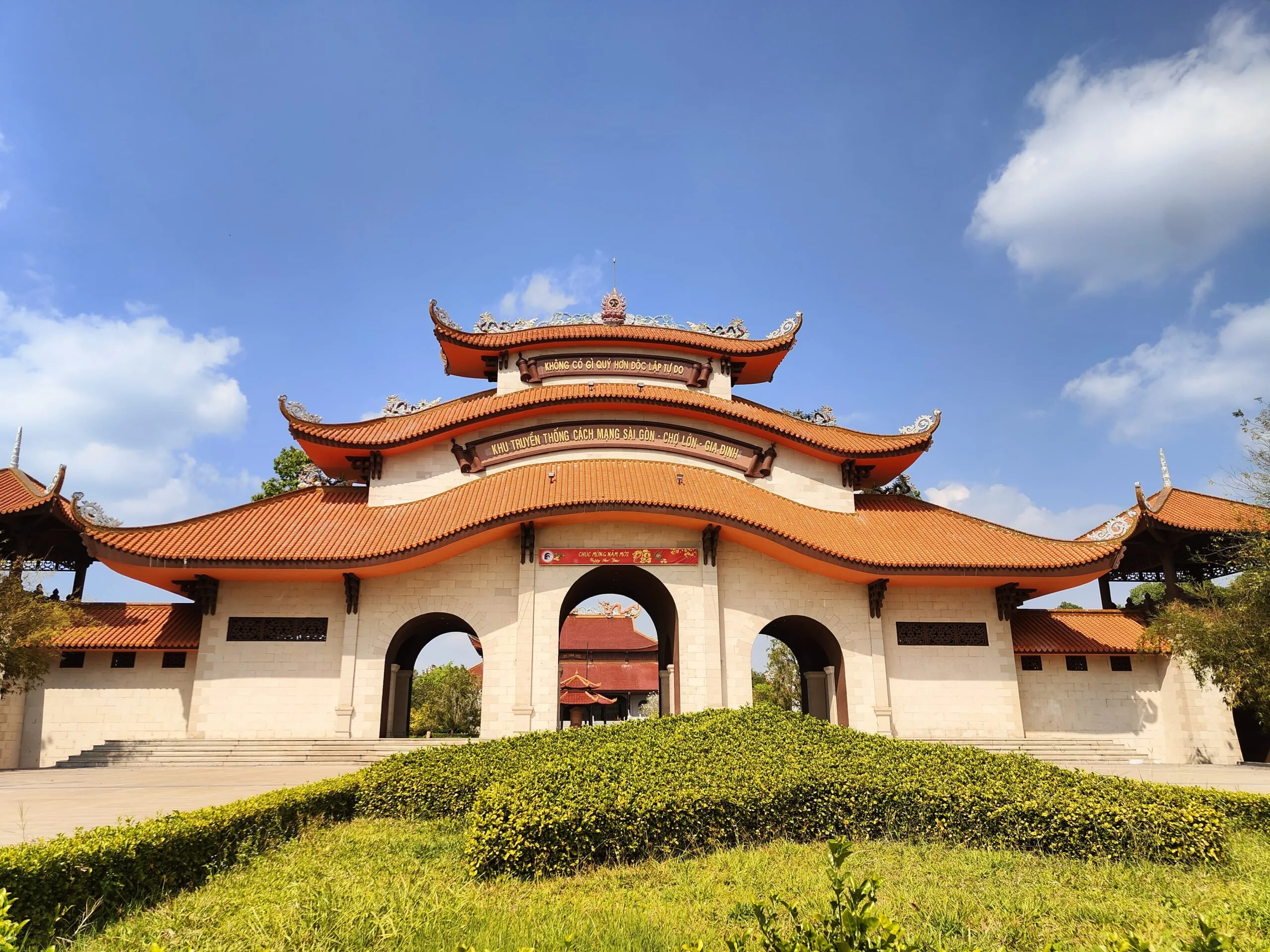 Cổng vào một dự án môi trường tích hợp với cảnh quan