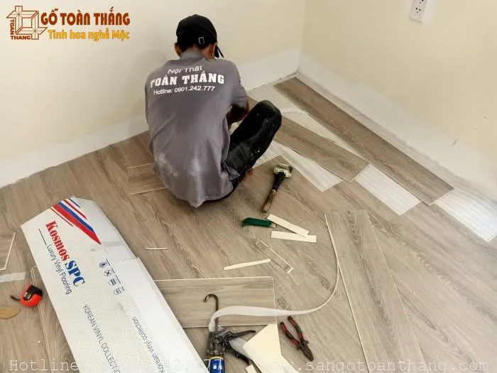 Công việc lát sàn nhựa cứ lặp đi lặp lại đến vách tường bên kia