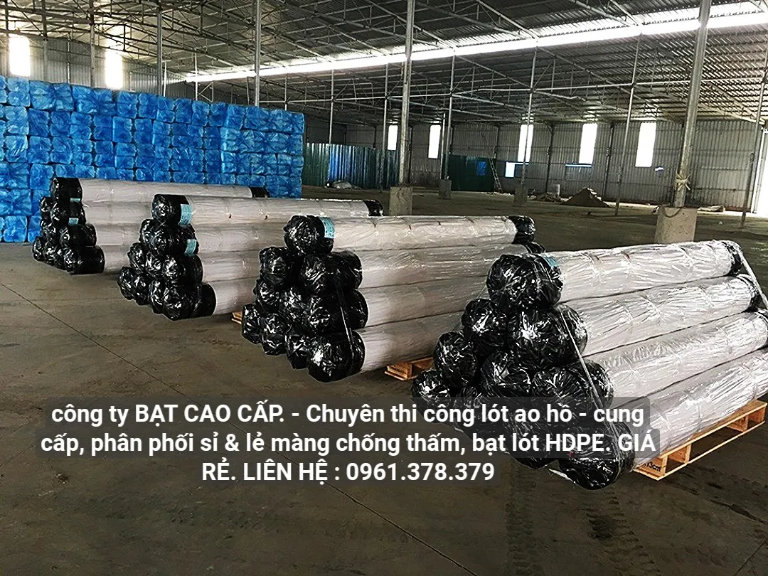 Cuộn bạt HDPE lót hồ nuôi tôm, cho thấy vật liệu sẵn sàng cho dự án nông nghiệp