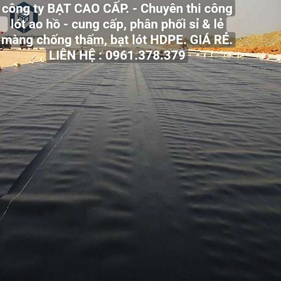 Cuộn bạt nhựa đen HDPE, cho thấy sản phẩm nguyên liệu sẵn sàng thi công