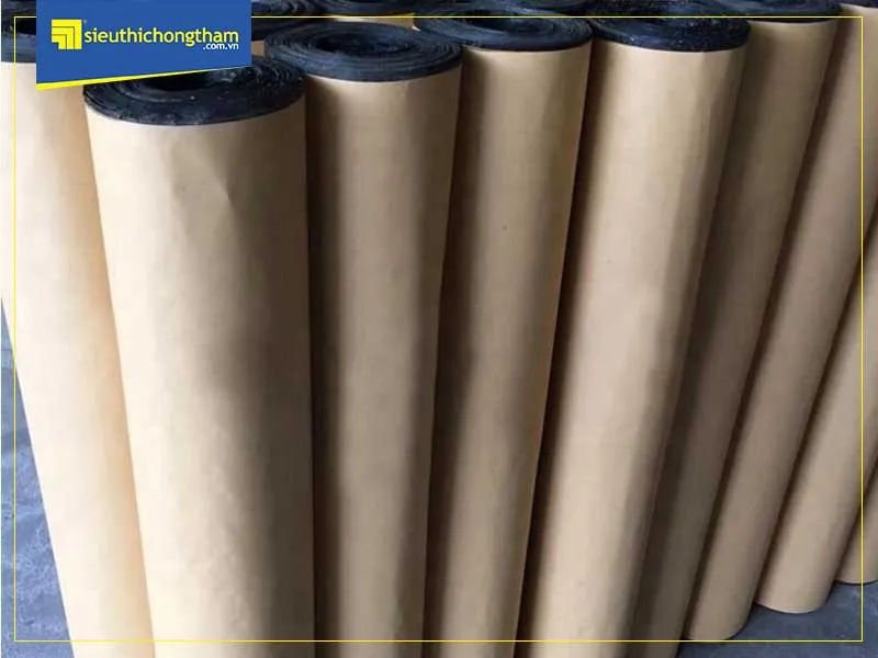 Cuộn giấy dầu chống thấm màu đen, vật liệu thường được sử dụng để lót sàn hoặc nền, góp phần ngăn ngừa thấm dột cho công trình.