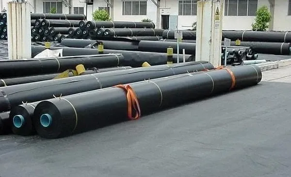 Cuộn màng HDPE khổ lớn chờ thi công bảo vệ môi trường nước