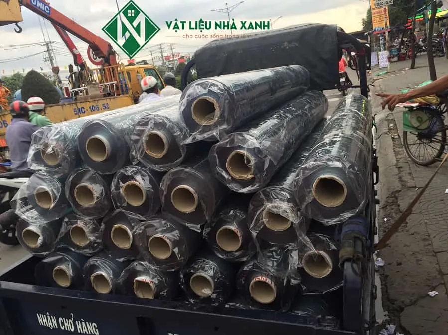 Cuộn nhựa dẻo trong PVC sẵn sàng vận chuyển, đáp ứng nhu cầu vật liệu chống thấm và ngăn cách trong các dự án