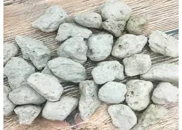Đá lông vũ màu trắng nhẹ, bề mặt xốp giúp ổn định pH và nuôi vi sinh trong hồ cá Koi
