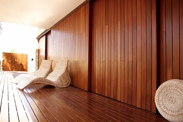 Đá ốp ngoại thất cần đảm bảo khả năng chống tia cực tím, hạn chế phai màu sau thời gian sử dụng