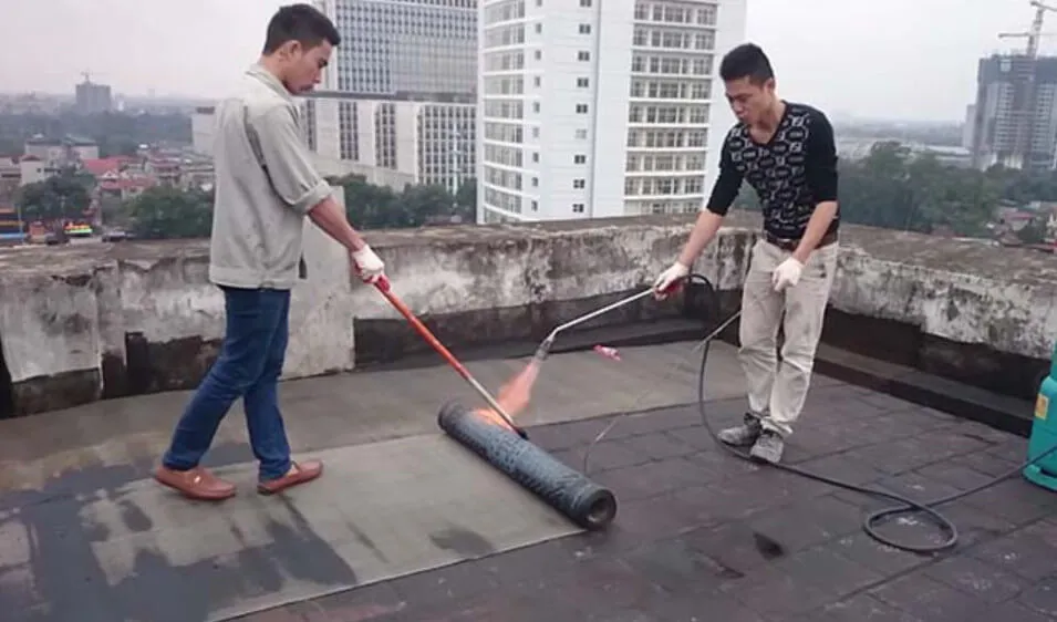 Đặc tính nhớt và màu đen đặc trưng của bitum, vật liệu chống thấm đa năng.